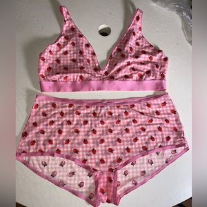 NEW Parade Strawberry Set 2x